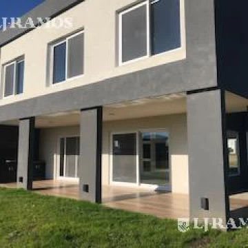 Barrio Riberas - Puertos / Escobar - casa en venta -