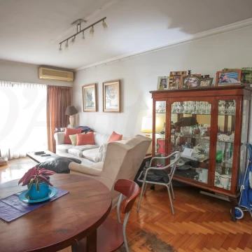3 ambientes con balcón, baulera y vista abierta en Venta o Alquiler.