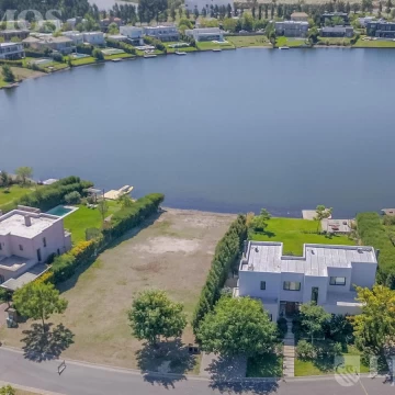 Excelente lote a la laguna en venta en San Gabriel.