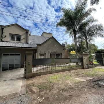 Venta de Casa 4 ambientes con pileta y cochera en El Pato