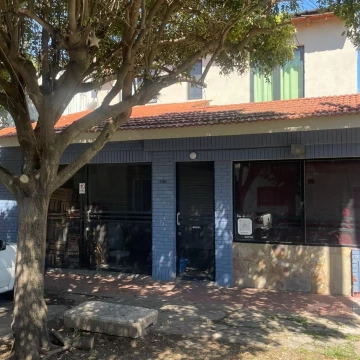 Venta de casa de 4 dormitorios, garaje, patio seco, local. Barrio Belgrano. Rosario.