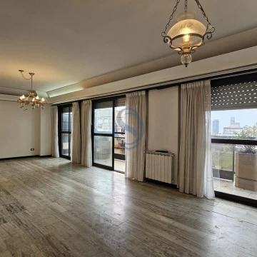 Venta Departamento siete ambientes con terraza y seis cocheras en Centro