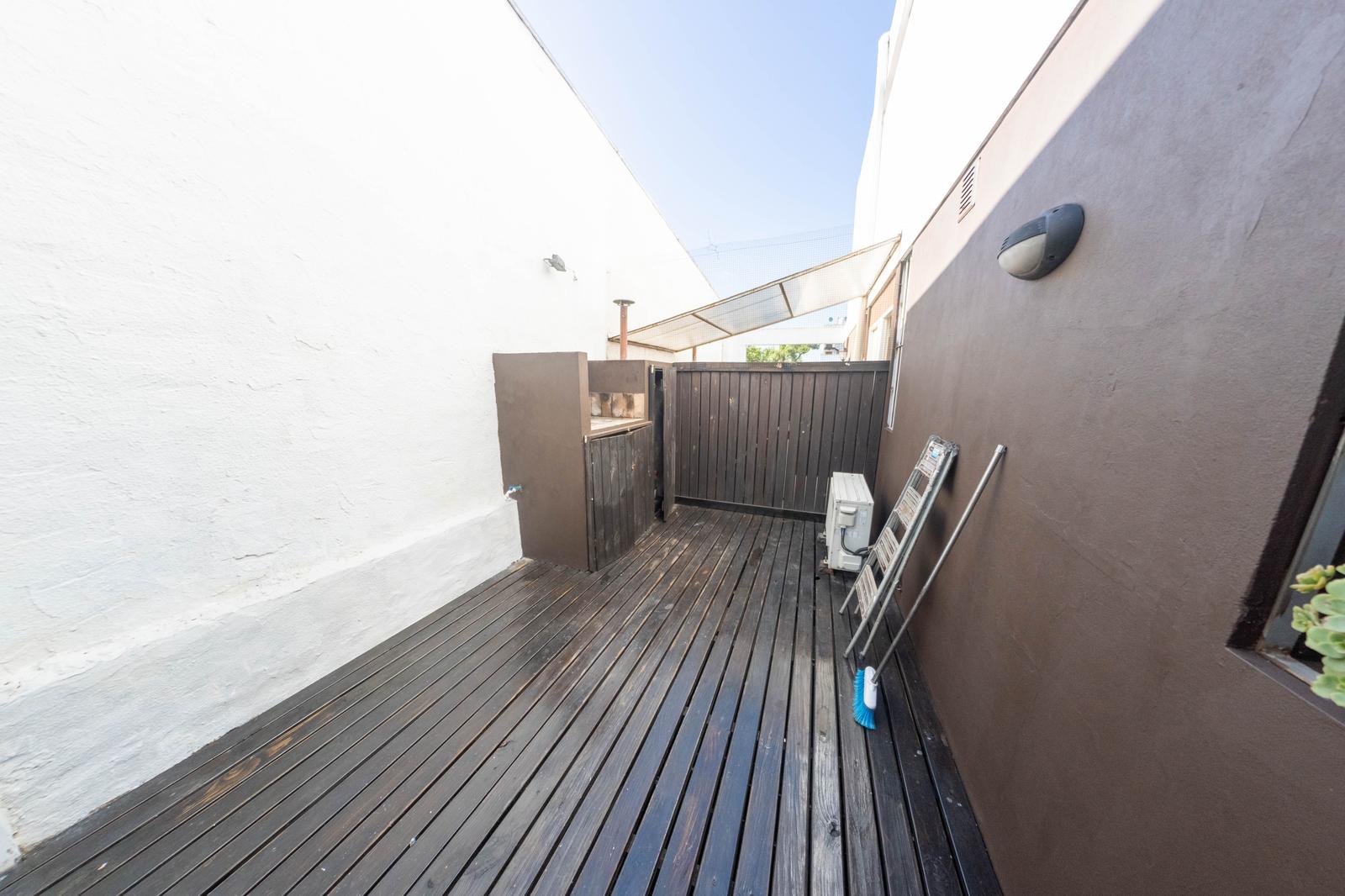 Terraza con parrilla y lavadero.