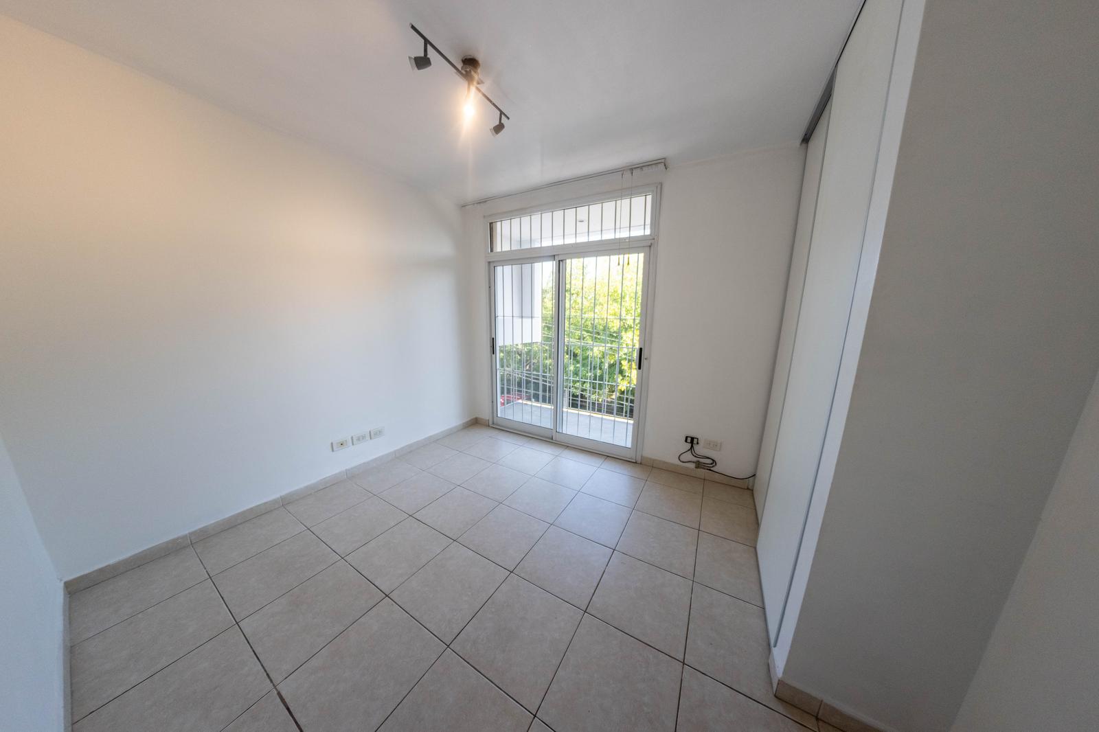 Habitación con placard.