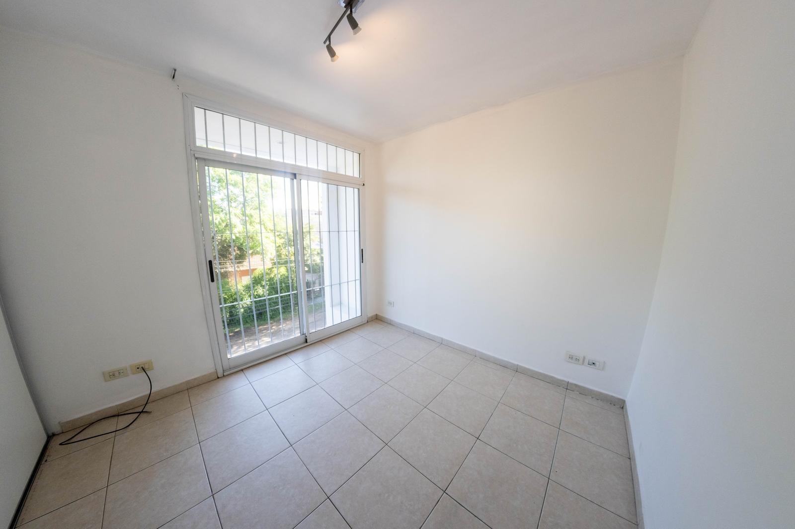Segunda habitación con placard.