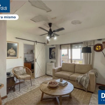 Depto 2 amb Constitucion con balcon lateral