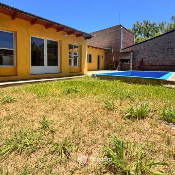 VENTA - Quincho/Casa con parrillero jardín y piscina - Ibarlucea.