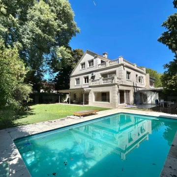 Venta de casa de estilo francés en Acassuso