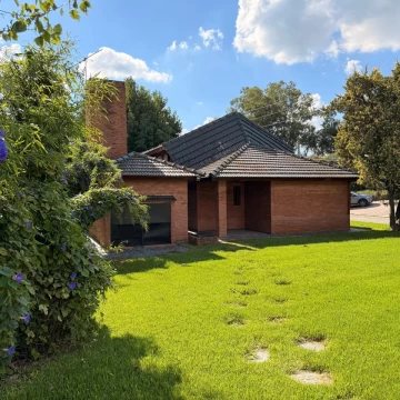Casa en venta sobre doble lote central en CC Larena