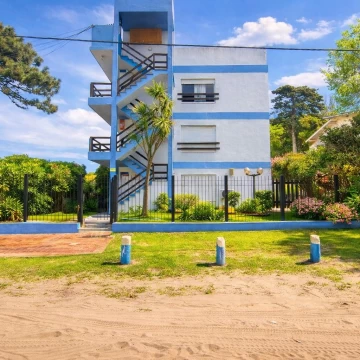 VENTA VILLA GESELL- Departamento amueblado de dos dormitorios con estacionamiento