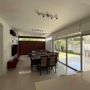Venta Casa de 2 dormitorios en Barrio Sarmiento (Lujan) con pileta y parrilla.