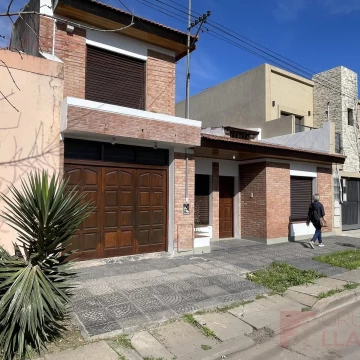 Casa de 4 dormitorios en venta en Lujan, centro. Apta crédito.