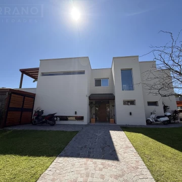 Venta casa 5 ambientes al agua en Barrancas de Santa Maria, Tigre
