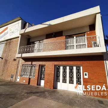 Casa de 3 Dormitorios - Cochera - Patio con quincho y parrilla. Excelente estado.