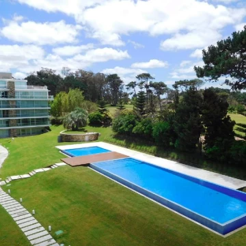 Venta Departamento 3 dormitorios con terraza parrilla propia amenities en Playa Brava Punta del Este