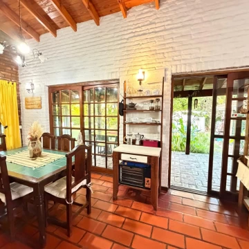 Casa en ALQUILER CON MUEBLES sobre doble lote central en CC Larena