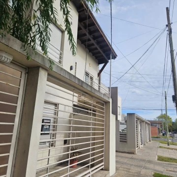 Venta PH 2 Ambientes Barrio Villa Primera al frente con cochera