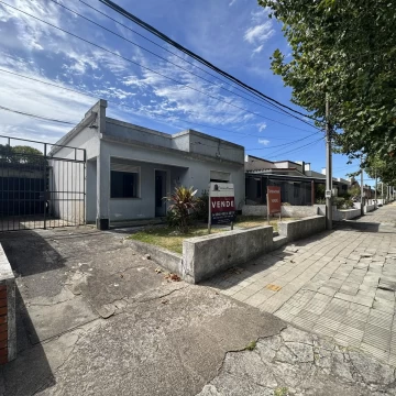 Venta casa, a metros de la rambla