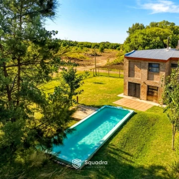 VENTA - Casa de 2 dormitorios con piscina, jardín y cochera - Bosque Azul, Funes.  APTO CRÉDITO.