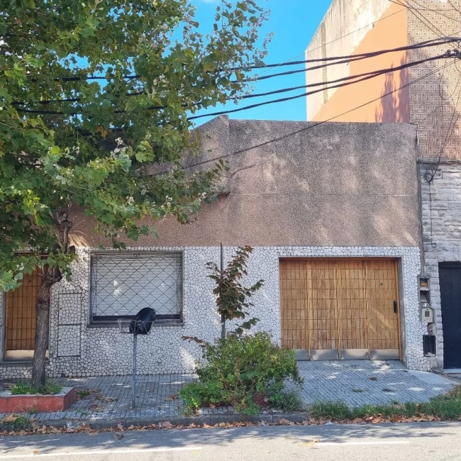 Casa para 2 familias, 3 amb c/u y cochera cubierta.