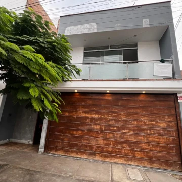 CASA REMODELADA DE 3 PISOS  URB. LOS CEDROS - CHORRILLOS (EN REMODELACIÓN)