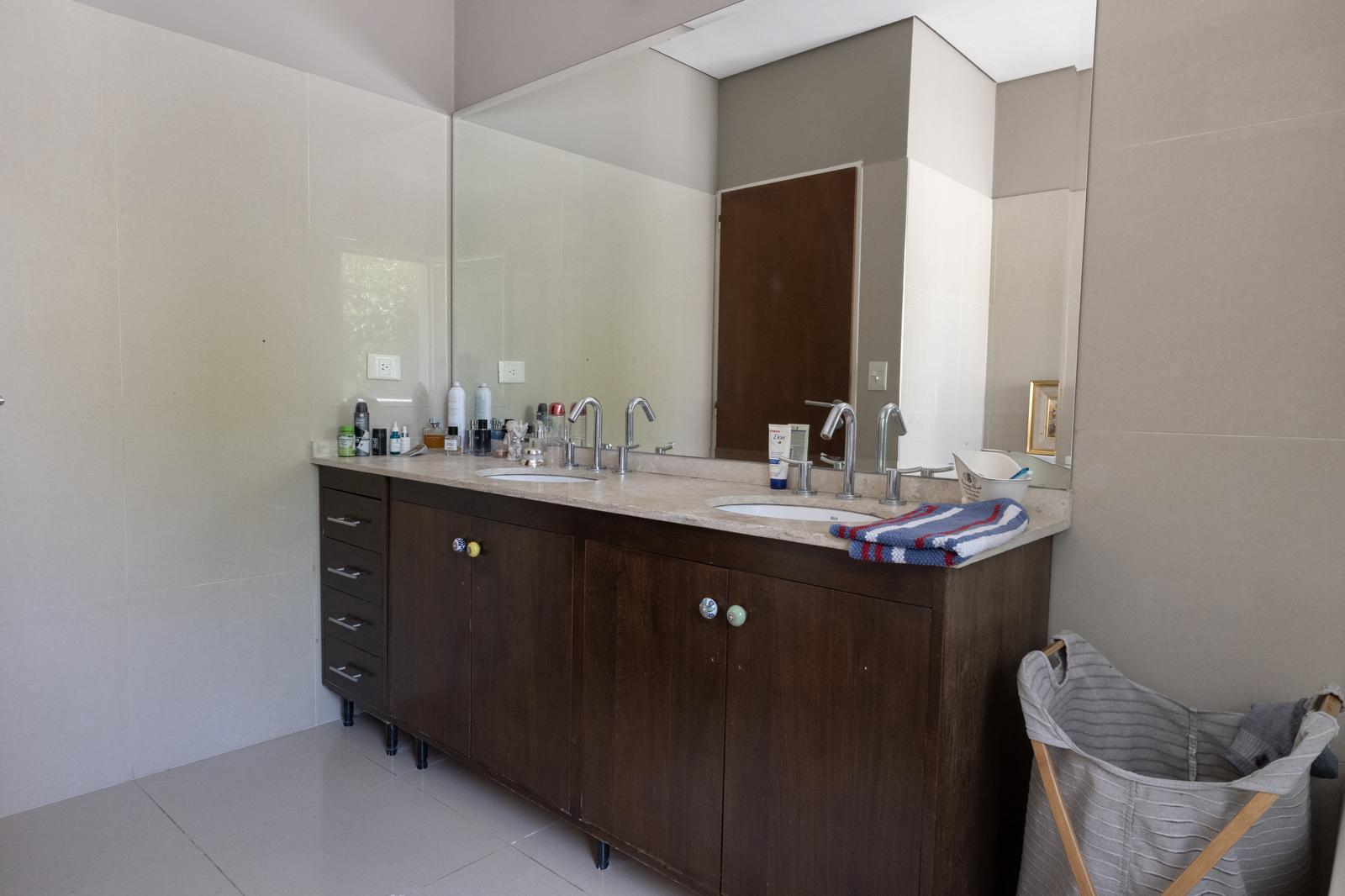 baño completo de la master suite