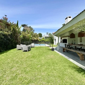 VENTA CASA 5 AMBIENTES  BARRIO CERRADO MIRAFLORES