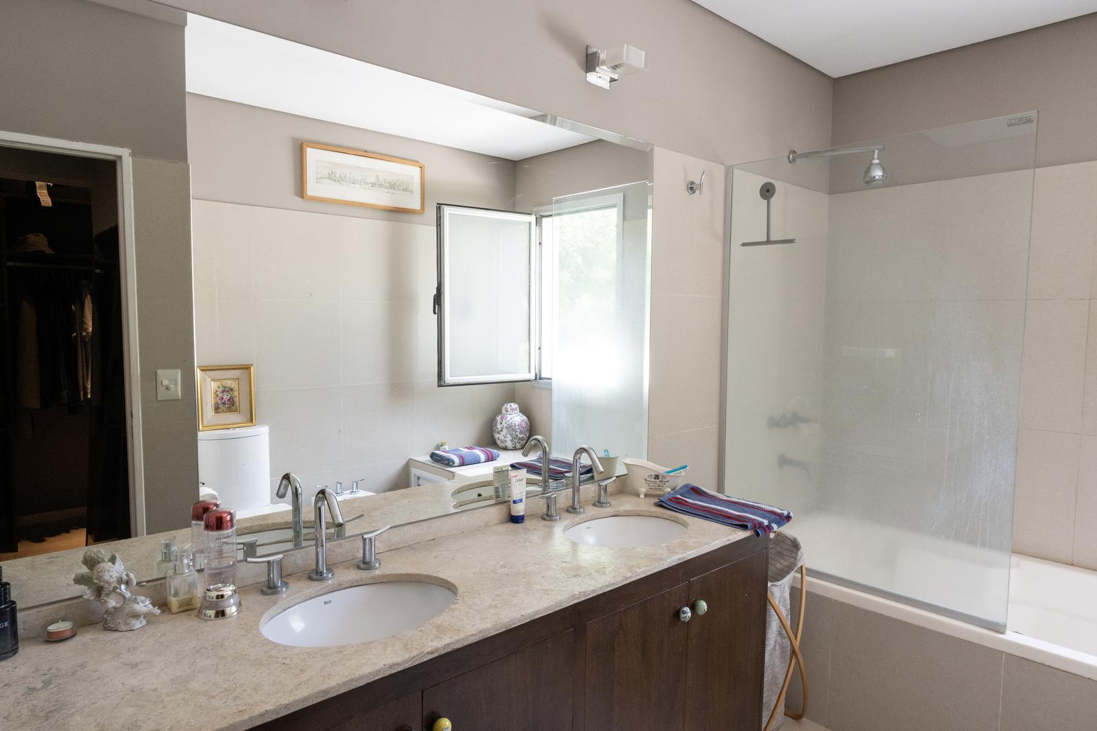 baño completo de la master suite