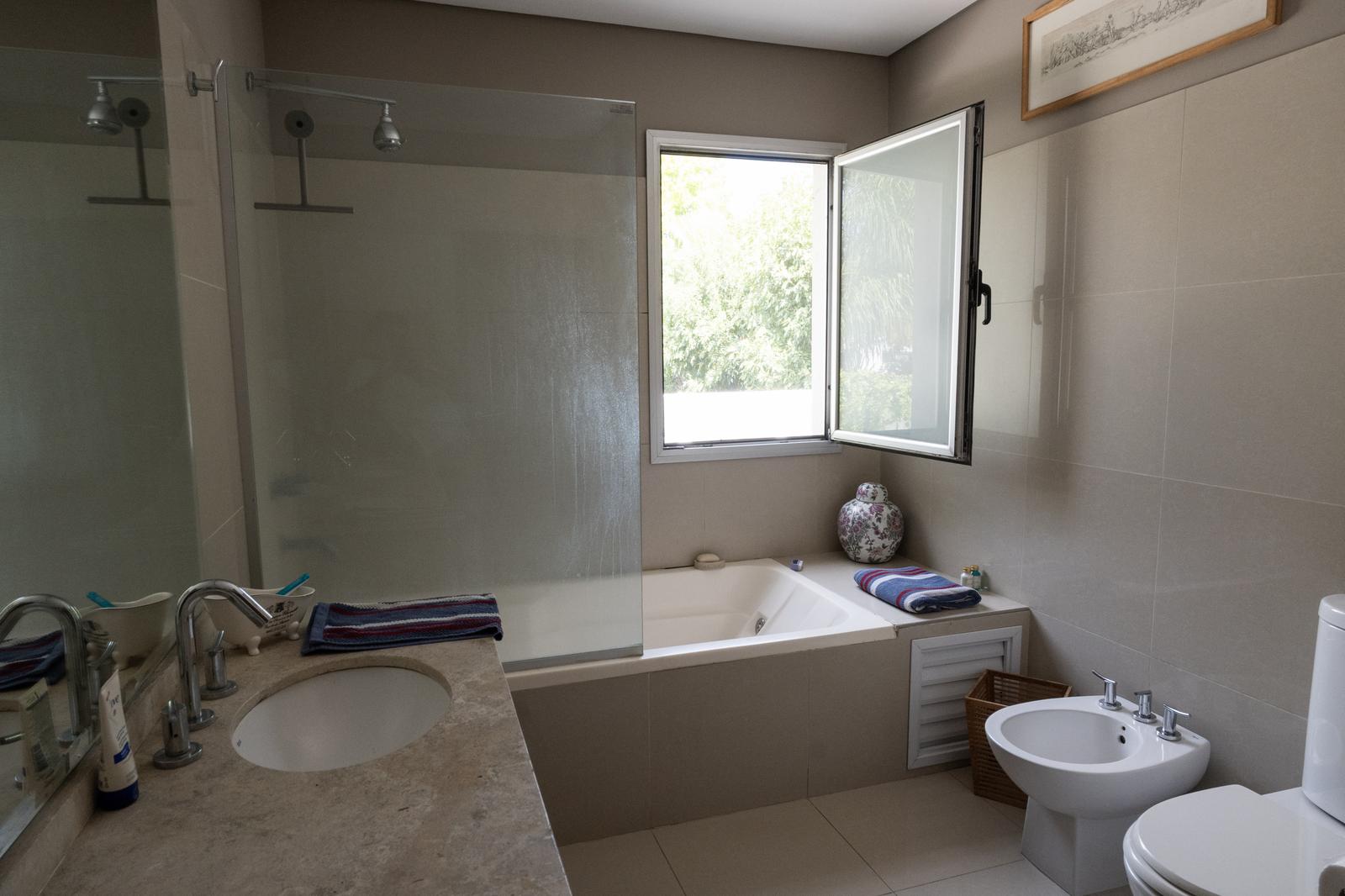baño completo de la master suite