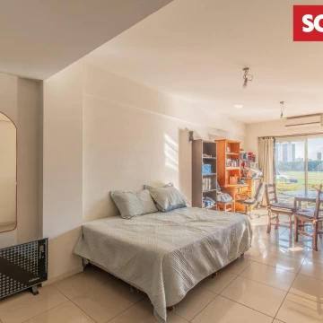 Venta Monoambiente con vestidor muy luminoso. Contrafrente balcón vista abierta. Apto crédito
