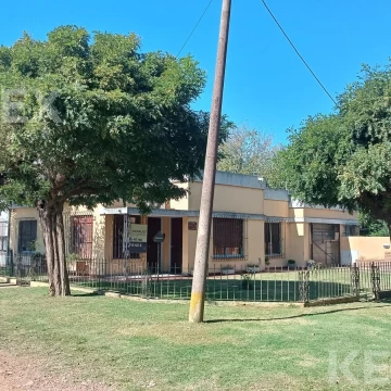 Casa en venta, 1,5 has. 2 viviendas, tinglado, quincho, garaje 4 autos, zona productiva. La Plata