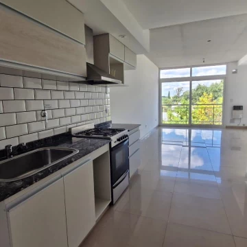 Monoambiente en venta – Centro de Luján | Luminoso con vista abierta