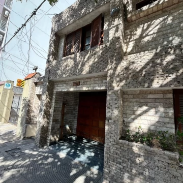Casa dos dormitorios en venta en barrio Refinería