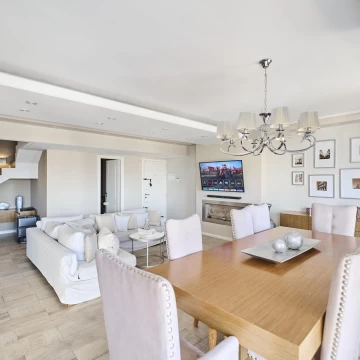 VENTA. TRIPLEX, AMOBLADO.LANUS OESTE. TERRAZA .PARRILLA, PILETA. VISTA ABIERTA.