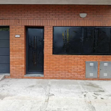 PH - Venta -  Lomas del mirador con garage  y entrada independiente