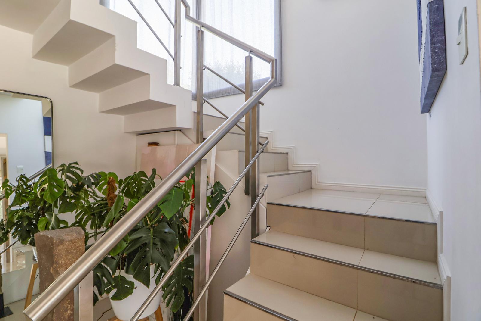 Escaleras hacia 1er planta