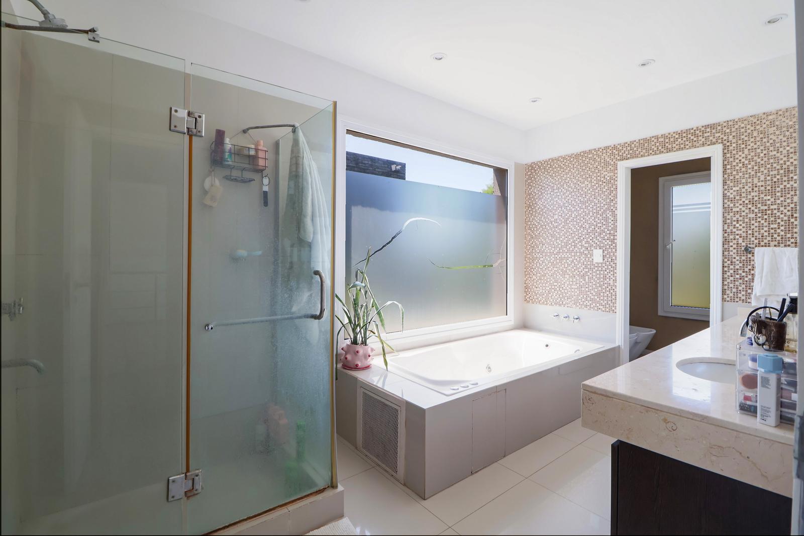 Baño con jacuzzi y ducha