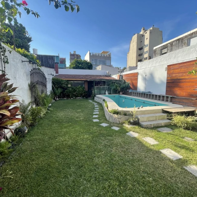 Casa en Venta en Colegiales gran jardín con pileta