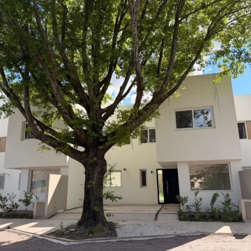 Venta de casa a estrenar de 5 ambientes en Las Lomas de San Isidro, en barrio cerrado sin expensas.