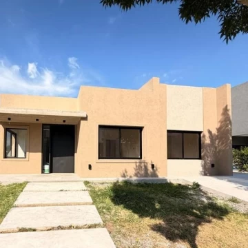 Casa a la venta en una planta sobre lote central en Santo Tomas