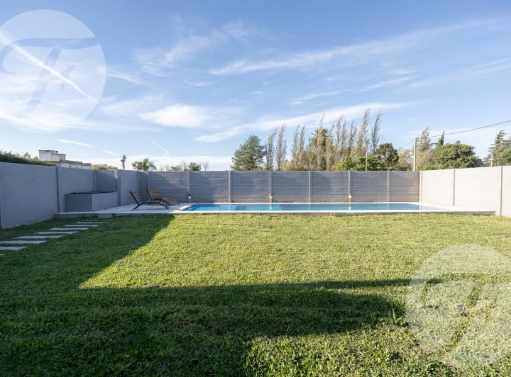 Gran oportunidad de Inversión - Tres Casas con Piscina en Venta - Alta Rentabilidad