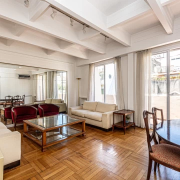 Departamento Venta  3 amb, balcón y dependencia. Recoleta.