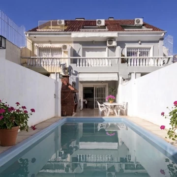 Venta Triplex 5 ambientes con patio y pileta, 3 cocheras, Saavedra