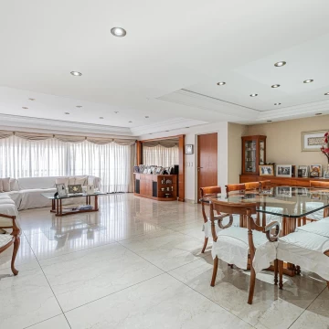 VENTA DEPARTAMENTO 5 AMBIENTES CON DEPENDENCIA, COCHERA FIJA, PISO ALTO, FLORES