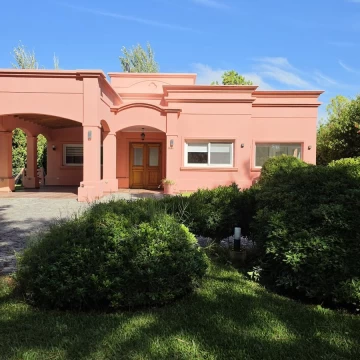 VENTA CASA DE 3 DORMITORIOS EN MIRALAGOS con pie de Golf