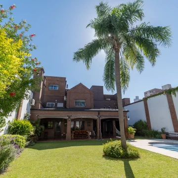 Compañía Inmobiliaria vende casa de categoría