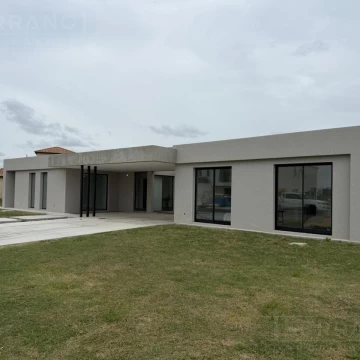 Venta Casa 5 ambientes al río en El Naudir Escobar