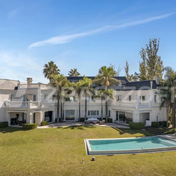 Casa en venta en Los Castores, Nordelta,  6 dorm. con vista al lago