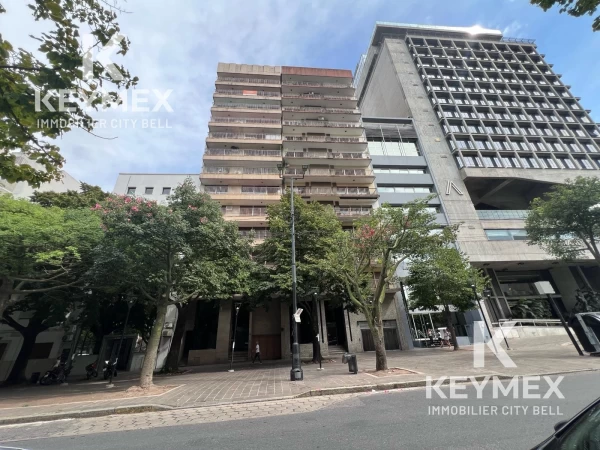 Departamento de 4 dormitorios con dos cocheras en venta en La Plata