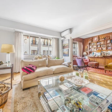 Departamento en venta en la Isla. Living y comedor Escritorio Toilette 2 dormitorios 2 baños Cochera